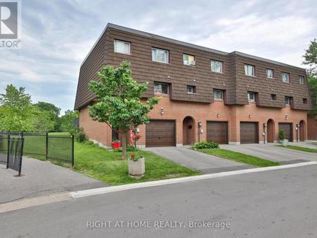Townhouse for sale in Georgina, Ontario