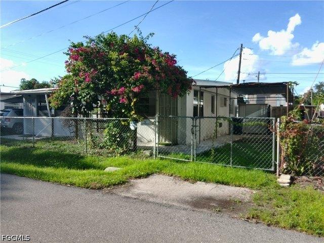 House for sale in Caloosa Mobile Home Village, North Fort Myers