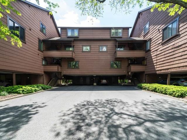 Townhouse for sale in Secaucus, New Jersey