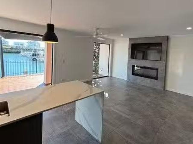Condo for rent in Helensvale Town Centre
