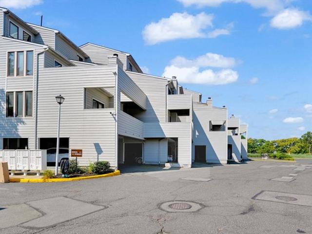 Townhouse for sale in Secaucus, New Jersey