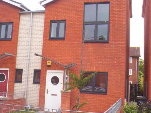 House for rent in First Street, Manchester