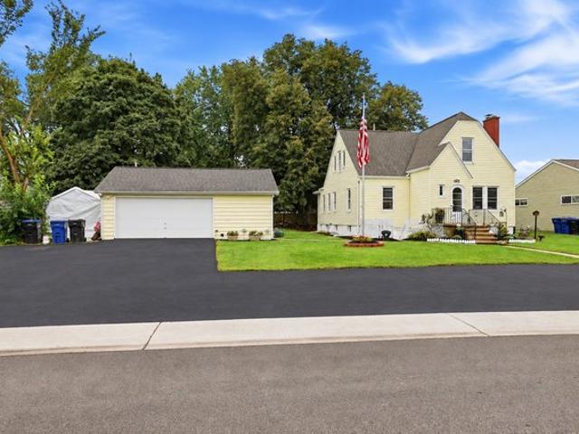 House for sale in Mchenry, Illinois