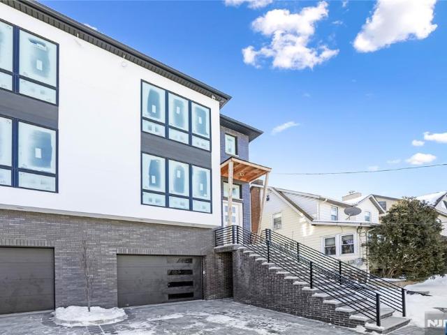 Townhouse for sale in Cliffside Park, New Jersey