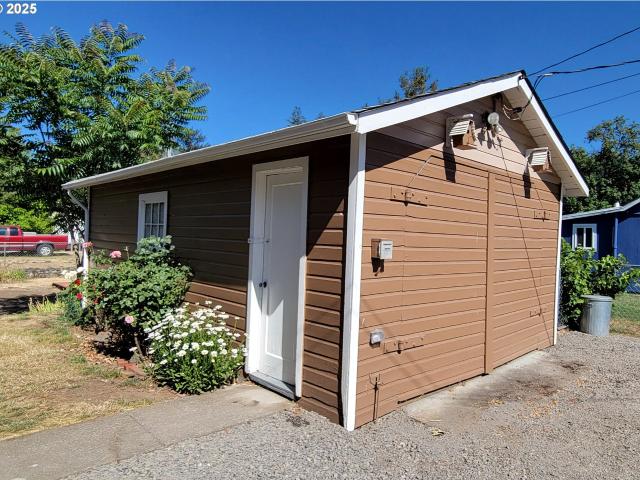 House for sale in Oakridge