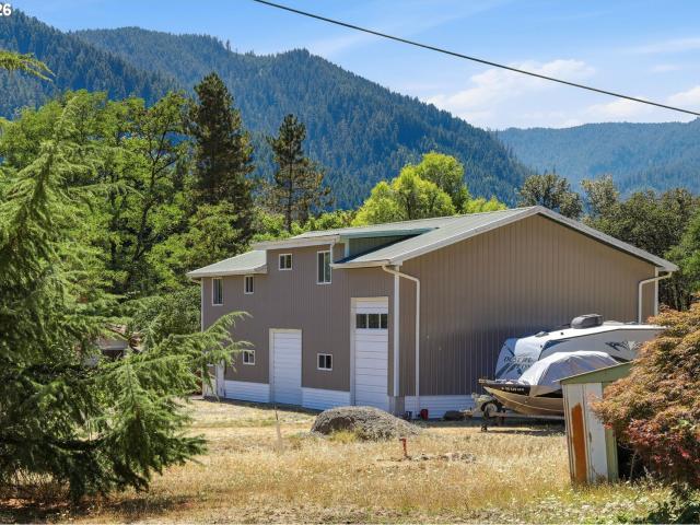 House for sale in Oakridge, Lane County