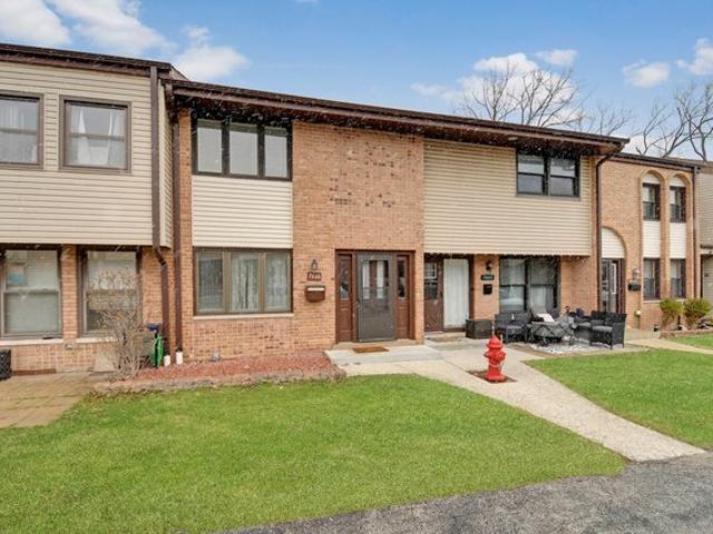 Townhouse for sale in Justice, Illinois