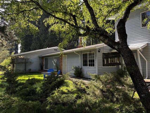 House for sale in Oakridge