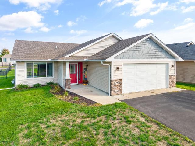 House for sale in Isanti, Isanti County