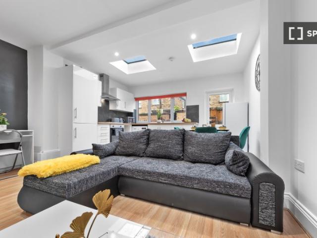 Apartment for rent in Bells Gardens Estate, Greater London