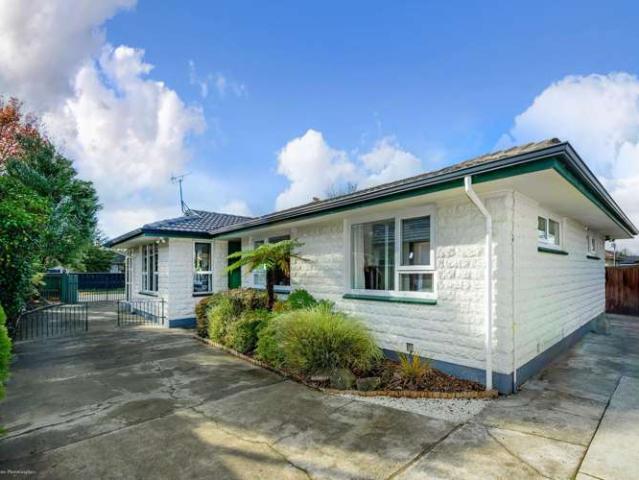 House for sale in Chaslands, Canterbury