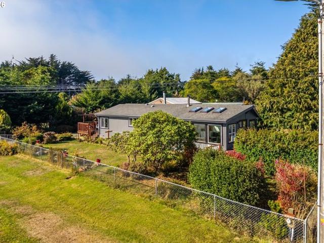 House for sale in Bandon, Coos County
