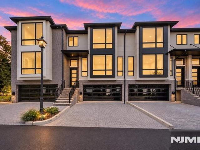 Townhouse for sale in Paramus, Bergen County