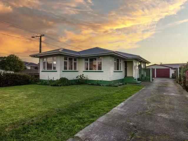 House for sale in Chaslands, Canterbury