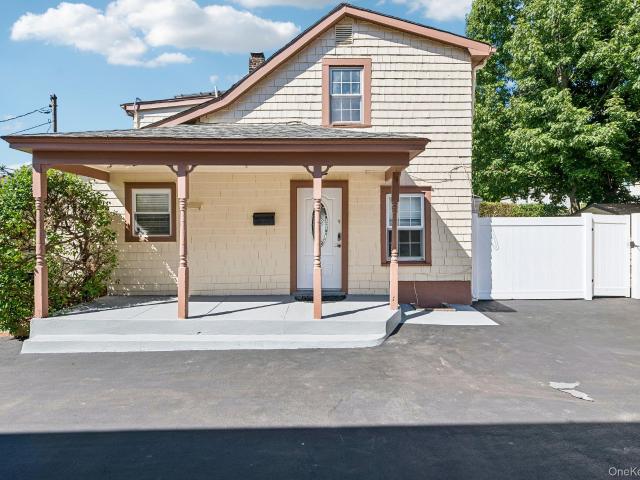 House for sale in Roslyn Heights, Nassau County