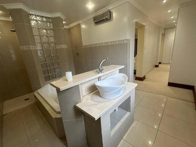 House for rent in Oakleigh Park, Greater London