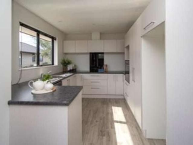 Townhouse for rent in Heathcote, Canterbury