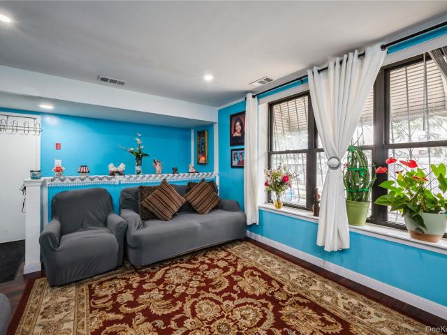 House for sale in The Bronx, Arverne