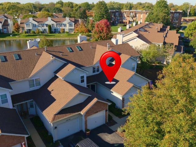 Townhouse for sale in Darien Lakes, Darien