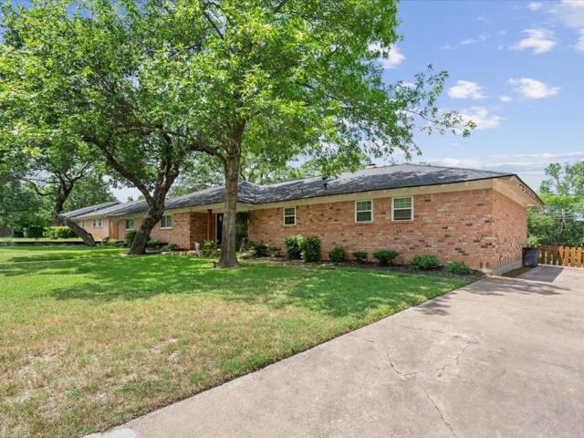 House for sale in Woodway