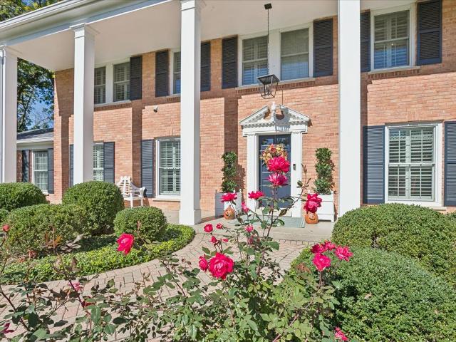 House for sale in Whispering Oaks, Lake Forest