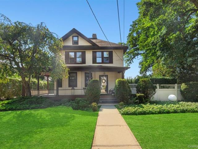 House for sale in Roslyn Gardens, Roslyn Heights