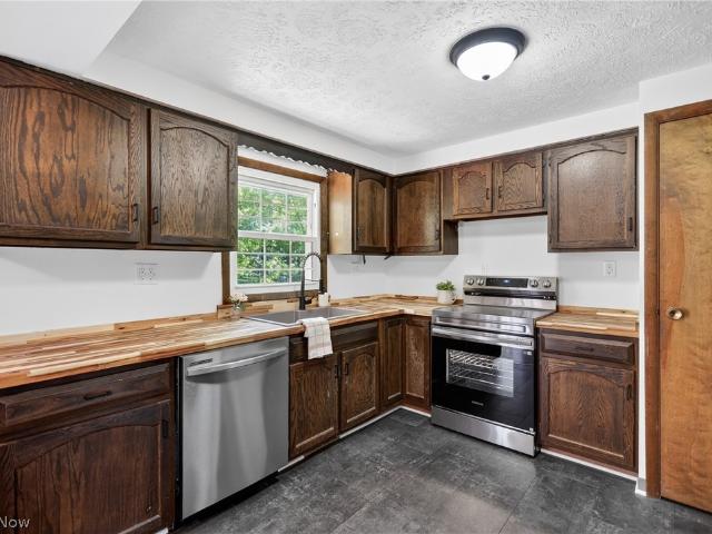 House for sale in Hubbard, Ohio