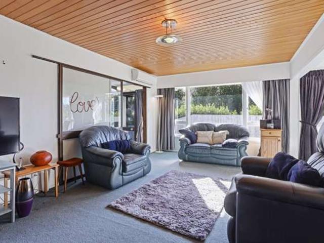 Property for sale in Chaslands, Canterbury