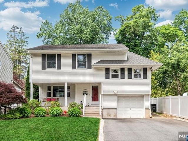 House for sale in River Edge, New Jersey