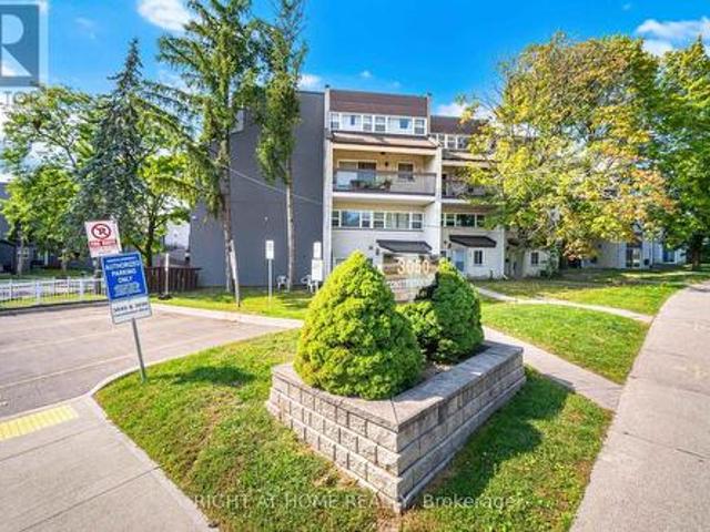 Townhouse for sale in Applewood, Mississauga