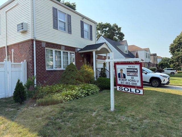 Townhouse for sale in Queens, Arverne