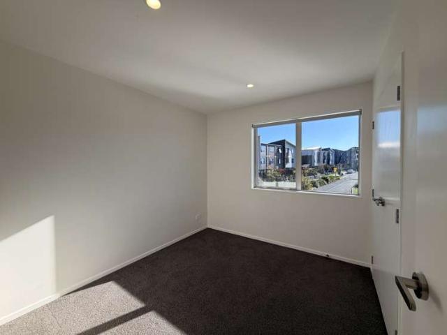 Townhouse for rent in Oratia