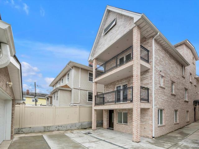 Townhouse for sale in Queens, Arverne