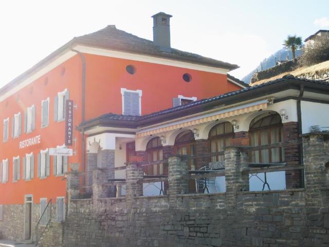 Mehrfamilienhaus kaufen in Cama, Graubünden
