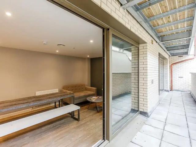 Room for rent in Holywell, The Slade