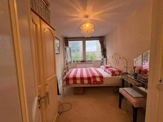 Flat for sale in London Borough of Southwark, Greater London