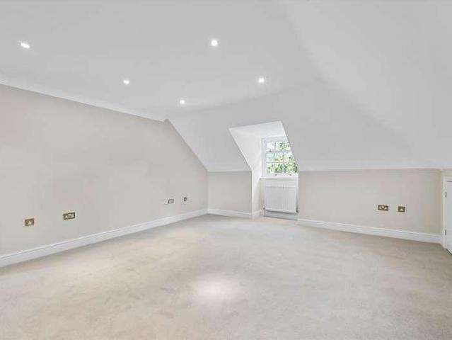 House for sale in Kingston Upon Thames, Coombe