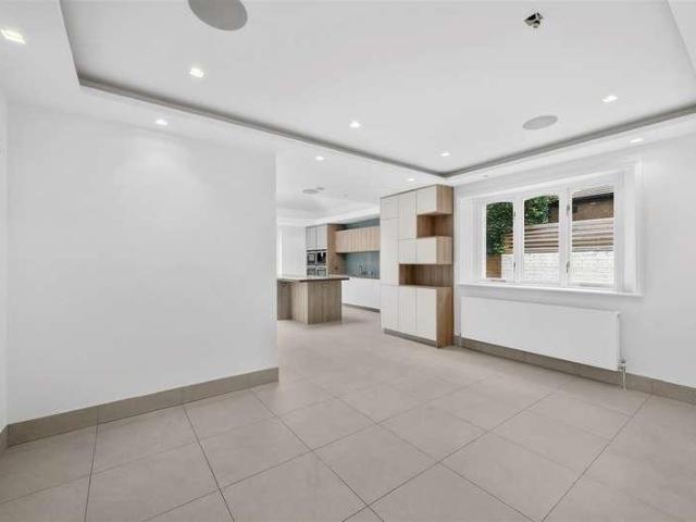 House for sale in London Borough of Merton, Raynes Park