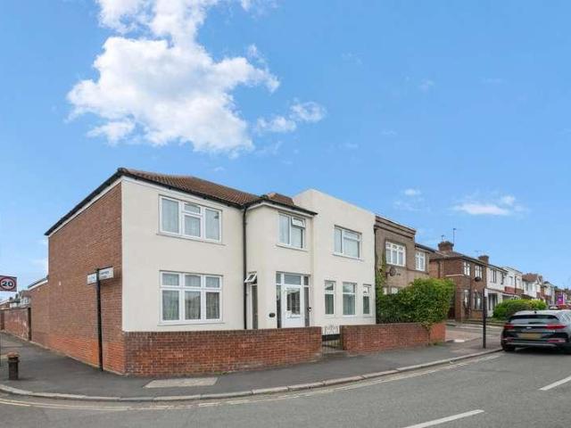 House for sale in London Borough of Ealing, Greenford