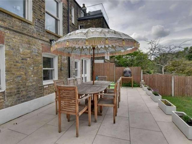 House for sale in East Greenwich, Greater London