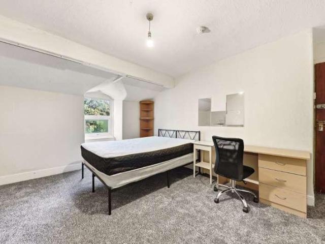 House for sale in Hyde Park, Leeds