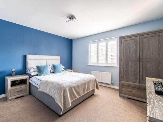 House for sale in Heath Side, Dartford