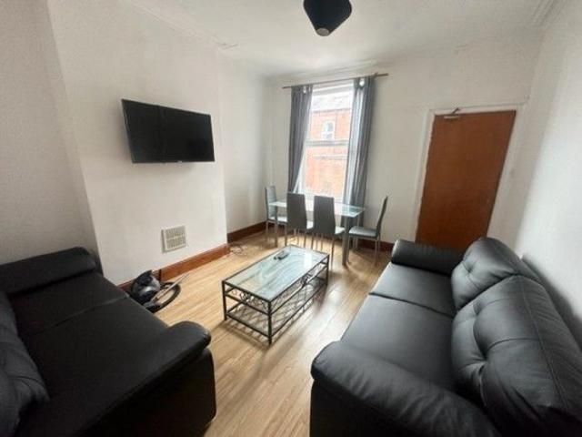 Room for rent in Hyde Park, West Yorkshire
