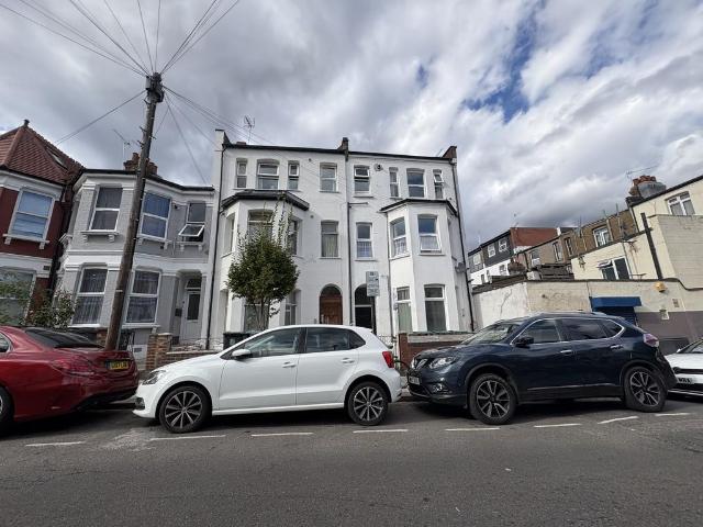 Flat for sale in Harringay, Greater London