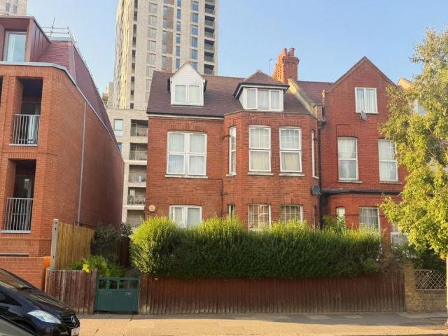 Flat for sale in London Borough of Ealing, Park Royal