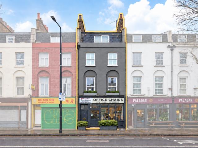 Flat for sale in London Borough of Southwark, Greater London