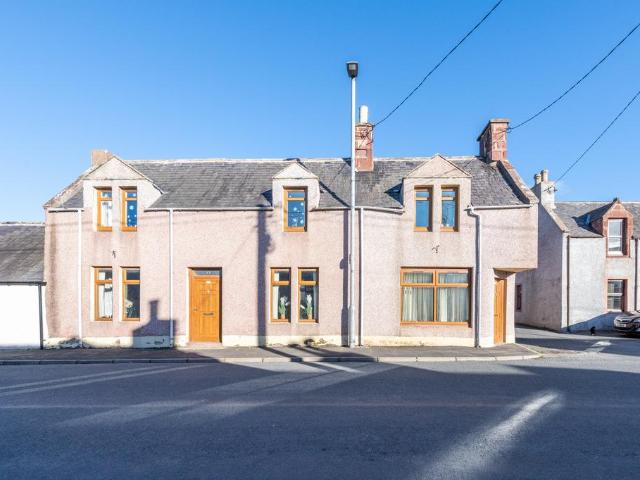 Flat for sale in Cuminestown, Scotland
