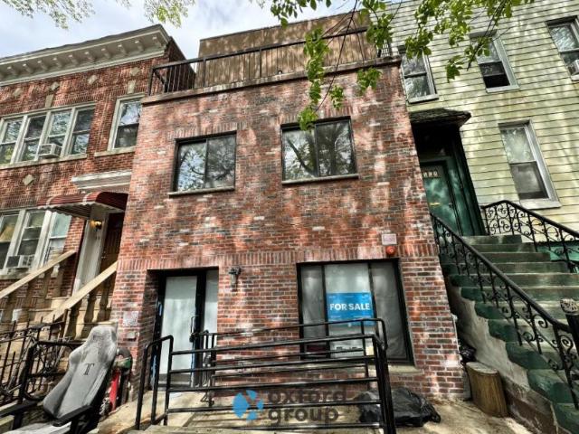 Townhouse for sale in Arverne, New York