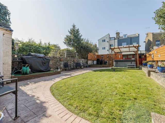 Farm for sale in Upton, Acol