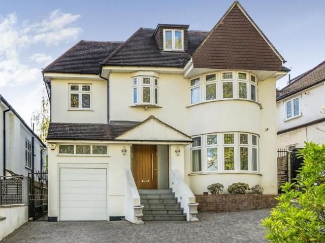 House for sale in Oakleigh Park, Greater London